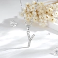 Macro del ciondolo lettera Y in argento con zirconi incastonati su una catena sottile - Y-Argento