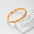 Elegante goudvergulde armband met bladtextuur op een witte stenen basis voor dames - Gouden Hart Stijl (SZ010)