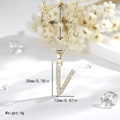 Collana classica con pendente lettera V placcata oro 14K e inserto in zirconi lucidi - Lettera V - Oro