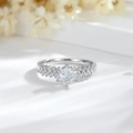 Bague élégante argentée 14K avec zircon rond à six griffes et anneau ondulé - US 7 / Argent