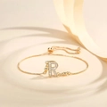Detail of adjustable gold-plated letter R pendant bracelet with pavé cubic zirconia - Letter R