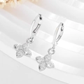 Pendientes de flores plateados con circonitas brillantes y cierre de palanca seguro - Plateado