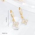 Elegantes pendientes de trébol en oro con pétalos de circón brillante - Dorado