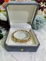 Detail van een vintage gouden koperlegering schakelarmband in een sieradendoosje - Goud Vierkant Ster Geometrisch (PSL128)