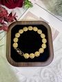 Macro-opname van vintage gouden koperen armband in een luxe geschenkverpakking - Goud Achthoek Reliëftextuur (PSL129)