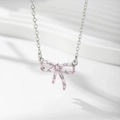 Détail macro du pendentif nœud argenté orné d'un zircon rose rectangulaire - Argent / Zirconia Rose