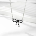 Détail du collier pendentif nœud avec chaîne argentée et zircons cubiques noirs - Argent / Zirconia Noir