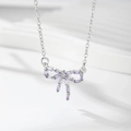 Vue macro du collier avec pendentif nœud plaqué argent et zircone cubique lavande - Argent / Zirconia Bleu