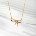 Gros plan du pendentif nœud avec zircons colorés sur chaîne fine plaquée or 18 carats - Or / Zirconia Multicolore