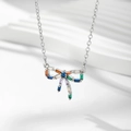 Vue détaillée du collier pendentif nœud avec zircons colorés sur chaîne argent - Argent / Zirconia Multicolore