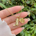 Makroaufnahme einer 18K vergoldeten Halskette mit Cowboy-Stiefel und Hut Anhänger - Kugelkette Relief Textur Hut Stiefel Stil (4) / 18K-Gold