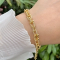 Detailaufnahme von 18K vergoldetem U-Link Armband mit Zirkonia-Besatz am Handgelenk - U-förmiges Glied Industrie-Stil / Gold
