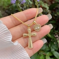 Detailaufnahme der 18K vergoldeten Kreuz- und Herz-Halskette mit weißen Zirkonia-Steinen - 18K-Gold / Pave Kreuz und Herz Anhänger Set (1)