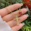 Detail der 18K vergoldeten Kreuzkette mit Marienrelief und rotem Herzanhänger - 18K-Gold / Jungfrau Maria Kreuz und roter Herzanhänger (2)