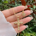 Makroansicht der 18K vergoldeten Kreuzkette mit Marienrelief und Blumendetail - 18K-Gold / Strass Kreuz und Blumen Akzent Anhänger (3)