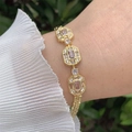 Detail van 18K vergulde armband met roze smaragd geslepen zirkonia stenen - Octogonale Roze Steen Stijl (1)