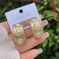 Orecchini martellati placcati oro 18K con perle finte su un cartoncino per gioielli - Mezzo Cerchio Martellato Oro con Tre Perle (4) / Oro