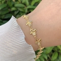 Detail von 18K vergoldetem Schleifen-Armband mit Zirkonia am Handgelenk der Frau - Schleifen-Stil (5922727068516)