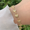 Detail eines 18K vergoldeten Herzarmbands mit Zirkonia, getragen am Handgelenk einer Frau - Pave-Herz-Stil (5922727068517)