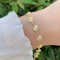 Primer plano de pulsera de eslabones de corazón bañada en oro con circonitas - Estilo Corazón (1)