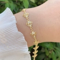 Detalle de pulsera de corazón bañada en oro de 18K con circonitas en la muñeca - Estilo Corazón Hueco (3)