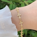 Elegante pulsera de cruz de cobre chapada en oro de 18 quilates con circonitas en la muñeca - Estilo Cruz (4)