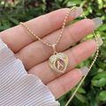 Dettaglio ciondolo a cuore placcato oro 18K con ali d'angelo e lettera A in zircone - Oro 18K / Oro A