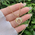 Dettaglio del pendente a cuore alato placcato oro 18K con lettera B e zirconi bianchi - Oro 18K / Oro B