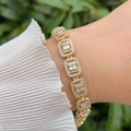 Nahaufnahme des 18K vergoldeten Armbands mit rechteckigen Gliedern und Zirkonia-Steinen - Rechteckiger Gliederstil (1)