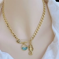 Detail einer 18K vergoldeten Kette mit Wal- und Seepferdchen-Anhängern am Modellhals - Wal Seepferdchen Stil (5932073692070) / 18K-Gold / Gold