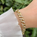 Modisches Panzerarmband mit 18K Vergoldung und Zirkonia am Handgelenk eines Modells - Pavé-Panzerkettenstil (2)