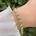 18K vergoldetes Kupferarmband mit runden Zirkonia-Steinen für Damen am Handgelenk - Runder Fassungsstil (3)