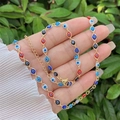 Dettaglio della collana placcata oro 18 carati con perline Evil Eye colorate e chiusura a moschettone - Collana E Bracciale / Colorato