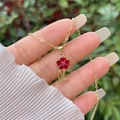 Detail einer Blumenhalskette mit roten Edelsteinblättern und goldener Kette - Roter Blumenstil (SGXL007-6)