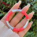 Close-up of bamboo-style elastic bracelet with silver metal and marbled pink resin tubes - Neon Pink Marble Silver Style (2)
