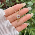 Detailaufnahme einer 18K vergoldeten Blumenkette mit rosa Stein und Zirkonia - Weißer Blumenstil (SGXL007-7)