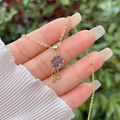 Detailansicht der 18K vergoldeten Blumenkette mit lila Zirkon und rosa Steinakzent - Lila Blütenblatt-Stil (SGXL007-8)