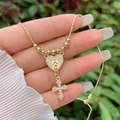 Détail macro du collier cœur plaqué or 18K avec médaillon Marie et croix étincelante - Style Pendentif Cœur Vierge Marie (1) / Or 18 carats
