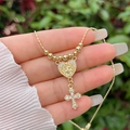 Détail du collier perlé plaqué or 18 carats avec pendentif en cœur et croix en cristal - Style Pendentif Cœur Saint Benoît (2) / Or 18 carats