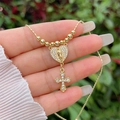 Vue détaillée du double pendentif plaqué or 18 carats avec cœur et croix ornés de zircons - Style Pendentif Cœur Vierge Marie Orné (3) / Or 18 carats