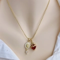 Dettaglio della collana a sfere placcata oro 18K con pendenti a cuore rosso e croce - Medaglia Religiosa E Ciondolo Cuore Di Fiamma / Oro 18K / Oro