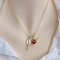 Dettaglio della collana placcata oro 18K con icona della Vergine Maria e sacro cuore rosso - Medaglia Della Vergine Maria E Ciondolo Cuore Trafitto Da Spada / Oro 18K / Oro