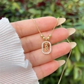 Dettaglio collana placcata oro 18K con ciondolo ovale di zirconi e lettera B dorata - Oro B