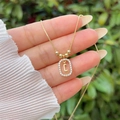 Dettaglio della collana con pendente lettera C placcata oro 18K con zirconi scintillanti - Oro C