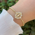 Λεπτομέρεια από επιχρυσωμένο βραχιόλι 18K με μενταγιόν Παναγία και ζιργκόν πέτρες σε χρυσό - Στυλ Χρυσό Λευκό Ζιρκόνια (1)