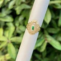 Anello classico placcato oro 18K con gemma verde e intricato design a filigrana - Stile San Giuda con Strass Verde Oliva (1)