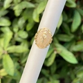 Anello chevalier classico da uomo placcato oro 18 carati con rilievo religioso e incisioni laterali - Stile Rilievo Figura di Santo Ovale (2)