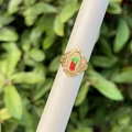 Anello classico placcato oro 18K con smalto della Madonna di Guadalupe e intagli fini - Stile Nostra Signora di Guadalupe in Smalto Rosso Verde (3)