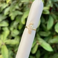 Dettaglio macro dell'anello religioso San Giuda placcato oro 18K con zirconi micro-pave - Stile San Giuda con Pavé di Strass (4)