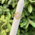Nahaufnahme eines zweifarbigen religiösen Rings mit feiner Gravur auf weißem Display - Zweifarbig Religiöse Figur Stil (6)